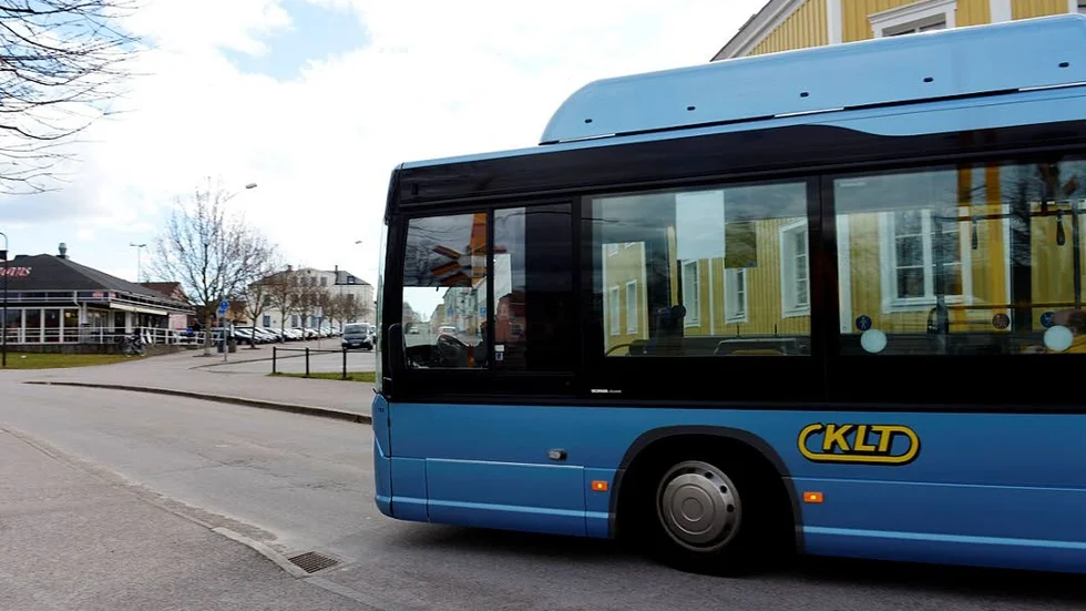 Busstrafik. Avgiftsfria bussresor för pensionärer bör införas till sommaren menar artikelförfattaren.