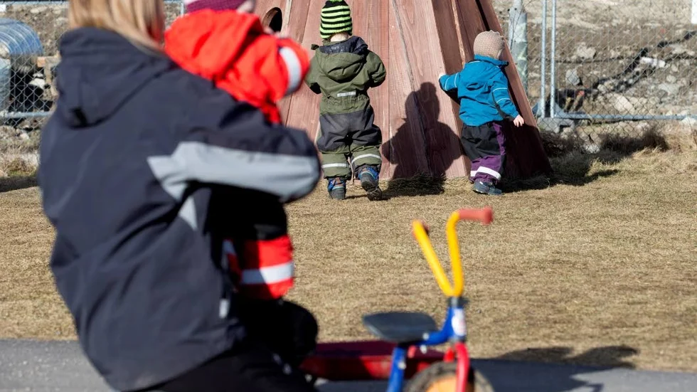 Insändarskribenten beskriver en ansträngd situation inom barnomsorg och skola.