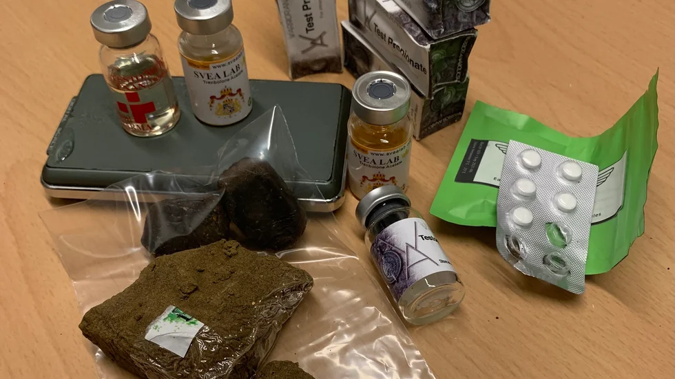 Två män misstänks för narkotikabrott och dopningsbrott efter tillslaget i en lägenhet i centrala Piteå.