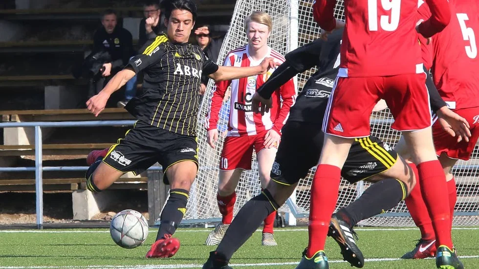 Förre VIF-spelaren Mojeb Abdul Majed är på väg bort från den lokala fotbollen.