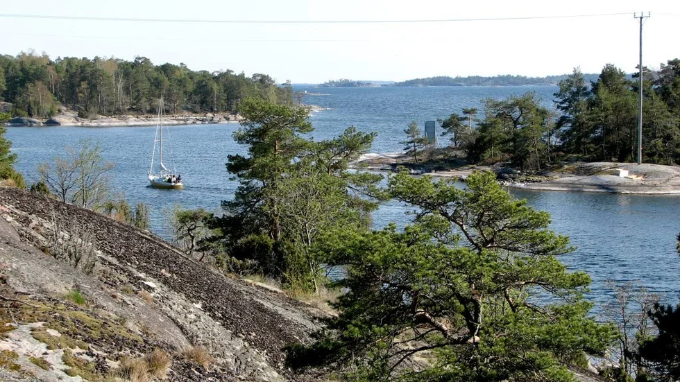 Skärgården. Kraftledningar i skärgården skyltas med vilken den segelfria höjden är. Trots det missar en del seglare anvisningarna.