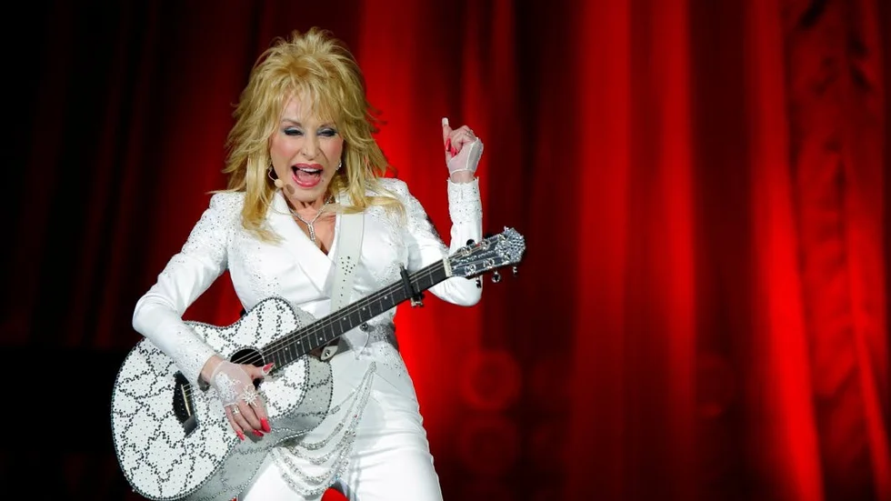 Det är inte den riktiga Dolly Parton som gästar Vadstena, men publiken får ändå chans att lära känna artisten.