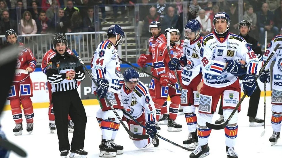 Omtalad situation. Martin Fehérváry blödde kraftigt efter tacklingen som Joakin Englund delade. Nu är händelsen anmäld till disciplinnämnden.