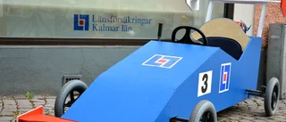 De skänker lådbilen till barnen