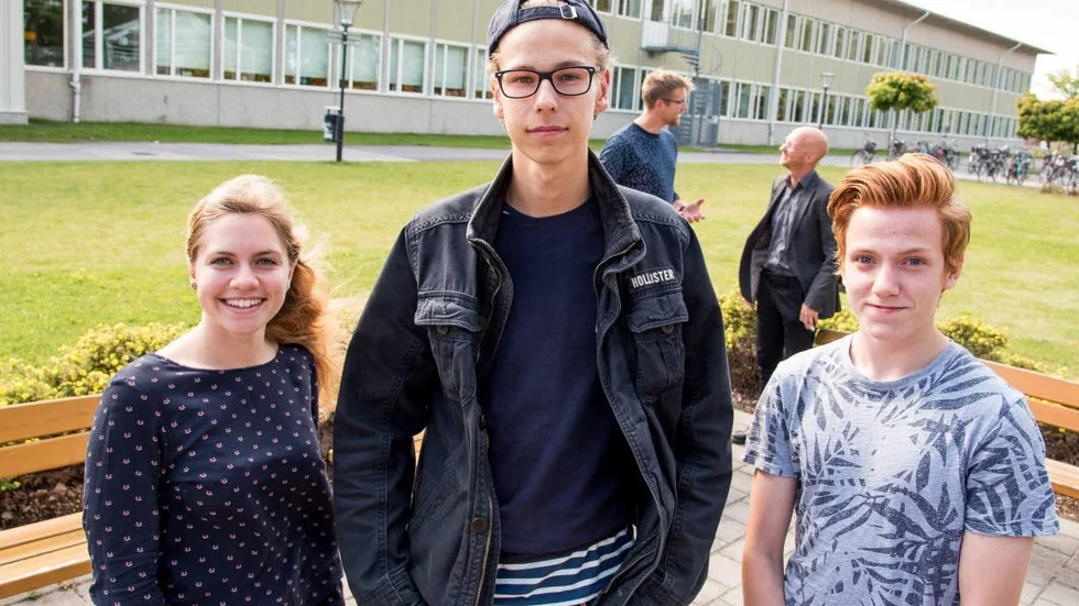 Till Polen. Eleverna Elvira Schackenberg Gudmundsson, Gustav Ekström och William Sieling. I bakgrunden lärarna Mattias Darlin och Fredrik Zanton.
