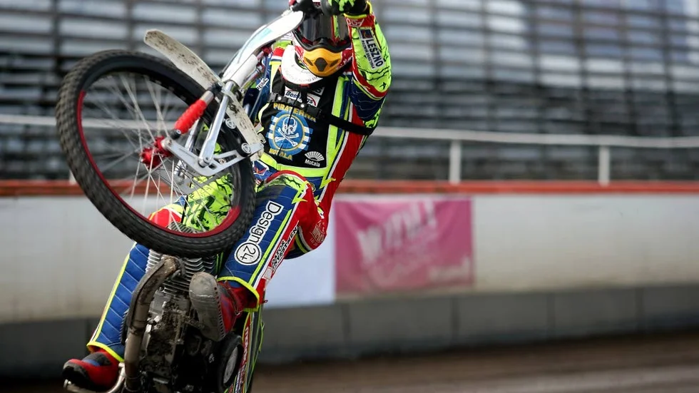 Piotr Pawlicki kör som nummer ett borta mot Vetlanda. Arkivbild.