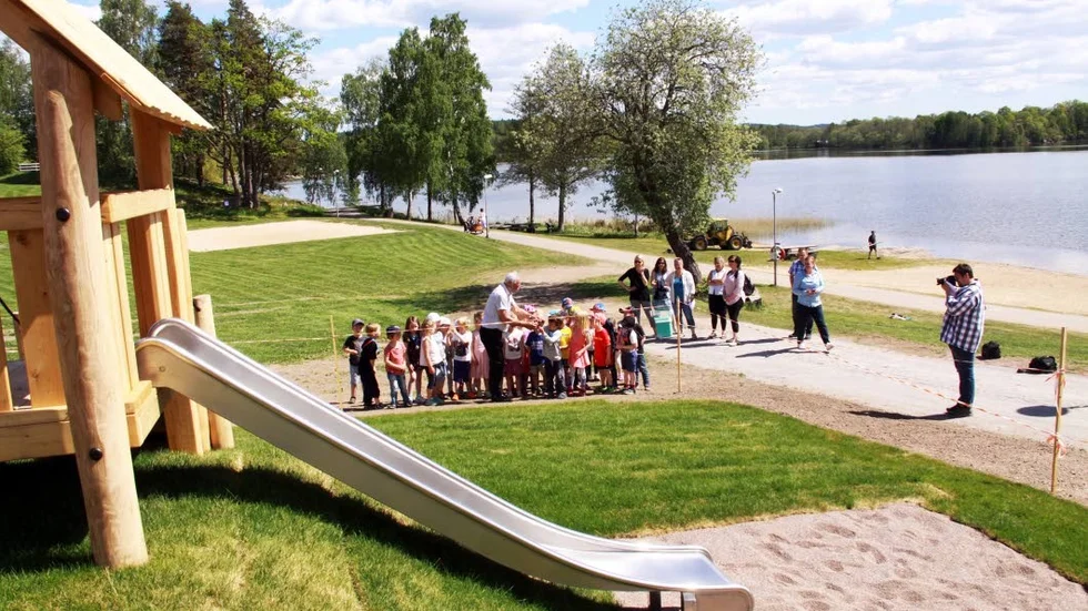 Åsundabadet. Såväl Rimforsa som Horn och Kisa har fått nya lekplatser.