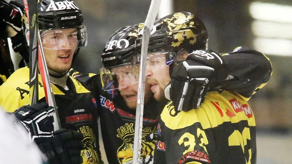 Jakob Karlsson (i mitten) gjorde Vimmerby Hockeys enda mål när laget förlorade toppmötet i Allettan mot Kristianstad.