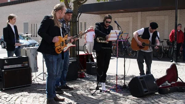 Grabbarna i The Misfortunes of Captain Peculiar bjöd på fläktande och snabb musik på gågatan.