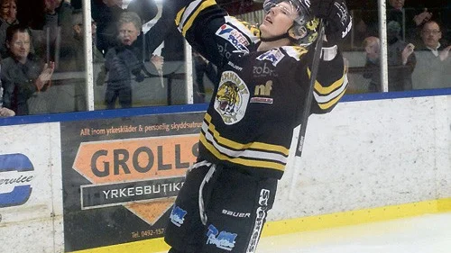 Lättad. Robin Olsen Syversen fick det äntligen att lossna i VH-tröjan. Ihop med kedjepolarna Petrus Olivestam och Andreas Rundgren var han bäst i Vimmerby. Här tackar han högre makter efter sitt 4-2-mål.