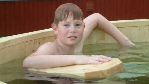 Jacob Antonjev-Sibbesson från Bankeryd provbadade den härligt tempererade badbaljan i Virserum och det var han ensam om.
