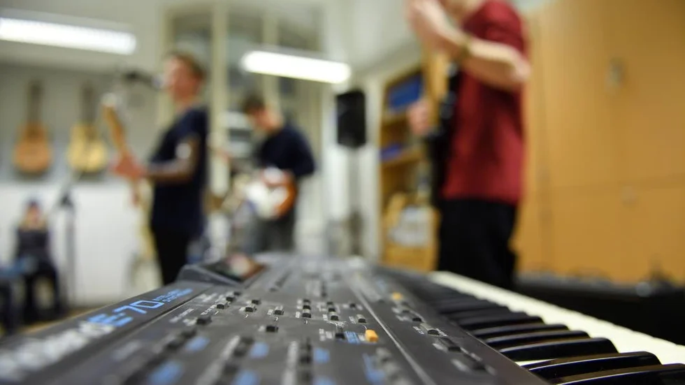 Prova på. Musik kan vara en sysselsättning som kan göra fritiden roligare.