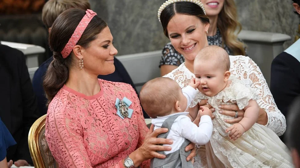 Monarki. Kronprinsessan Victoria med prins Oscar och prinsessan Sofia med prins Alexaner under prins Alexanders dop i Drottningholms slottskyrka fredagen den 9 september 2016.