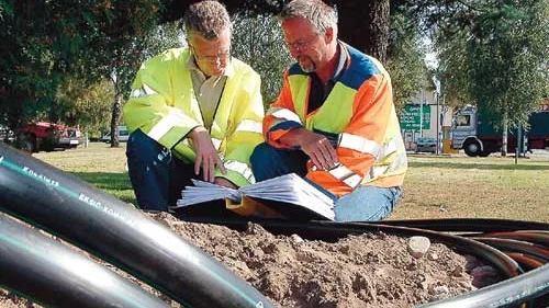 Lars-Erik Spaak från Eksjö Kommun och Bo Halldin från Vägverket Produktion diskuterar det fortsatta arbetet med bredbandsutbyggnaden.