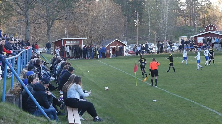 Drygt 500 åskådare tog sig till idylliska Tunhamra för att se derbyt mellan IFK Tuna och Gullringens GoIF