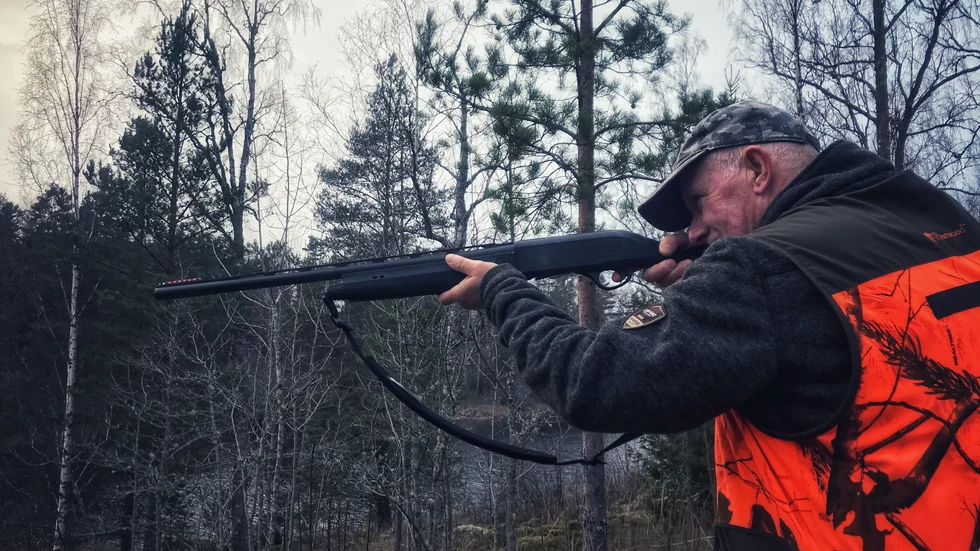 – Skarvarna är svårskjutna. De lär sig fort. Har du jagat dem en gång med båt så vet de just vilken båt som är farlig och håller sig undan när de ser den, säger Tobbe Lindqvist. 
