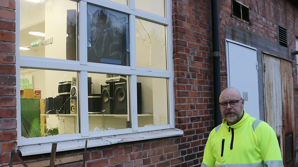Åtta fönster krossade. Jonas Svensson, föreståndare på Stegen är bedrövad över förstörelsen som drabbat anläggningen.