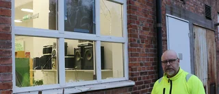 Åtta fönster krossade - knytnävsstora stenar kastades