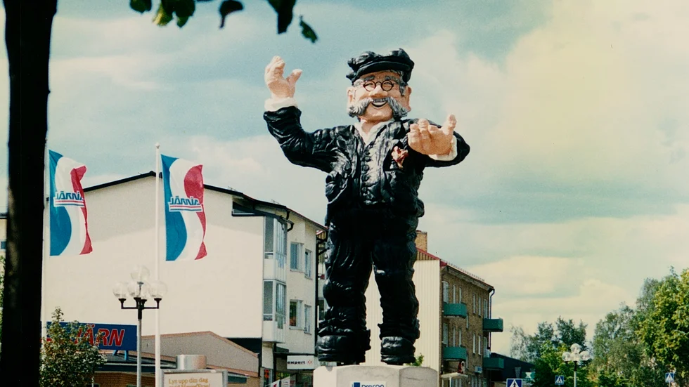 Jättestatyn Kalle Västman i Hallstahammar hann stå på torget i ett drygt decennium. Pressbild.