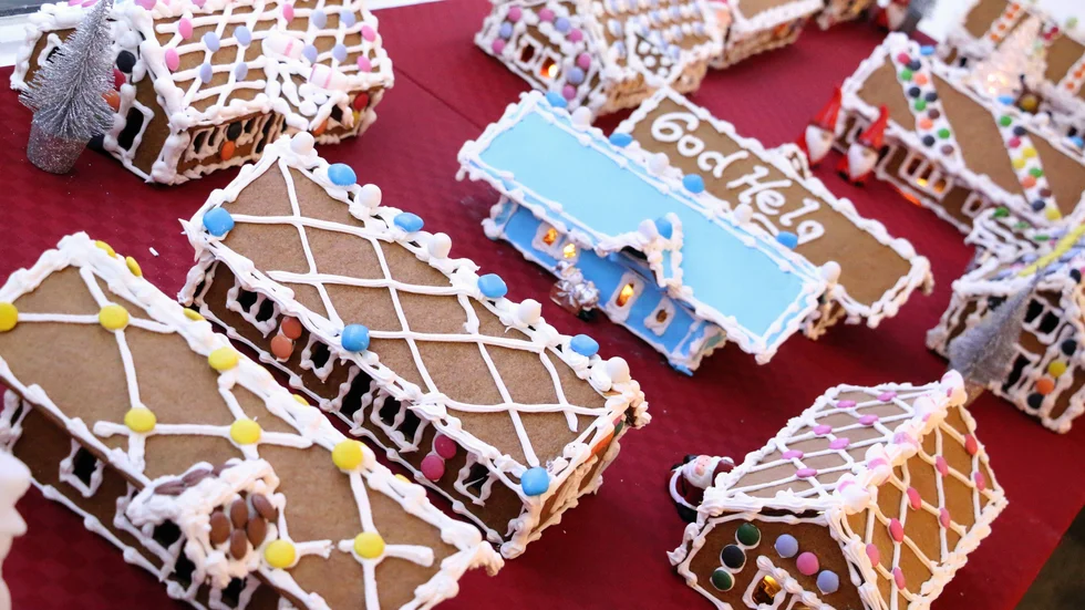 Ett helt kvarter av pepparkakshus finns nu uppställt i skyltfönstret till Svensk fastighetsförmedling.