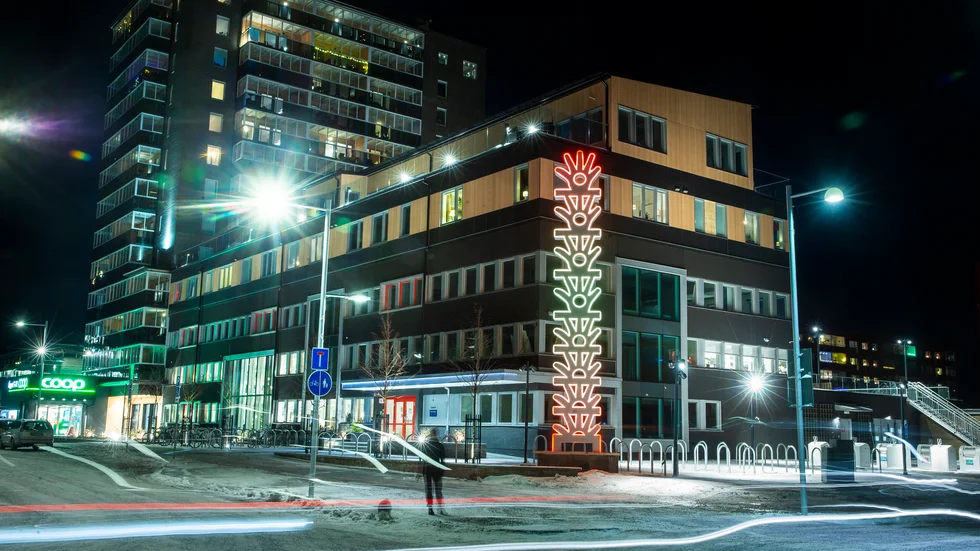 Konstverket på Varvet är tio meter högt och skapat av Erling Johansson. En avancerad teknik lyser upp konstverket i flera olika färger.