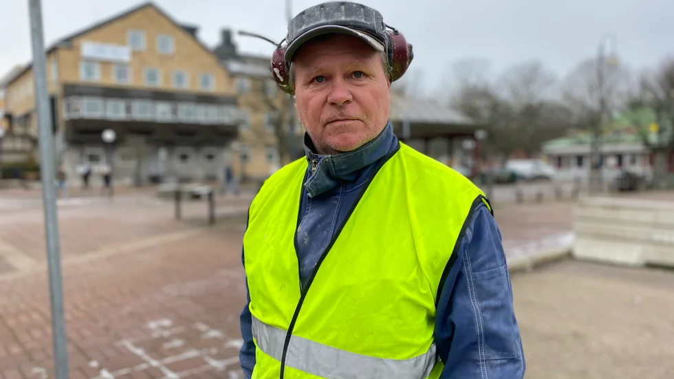 Byggnadsarbetaren Johan Hägerstrand är kritisk till att inte mer görs för att minska smittorisken på byggarbetsplatserna. "Det är som att pandemin inte finns", säger han.