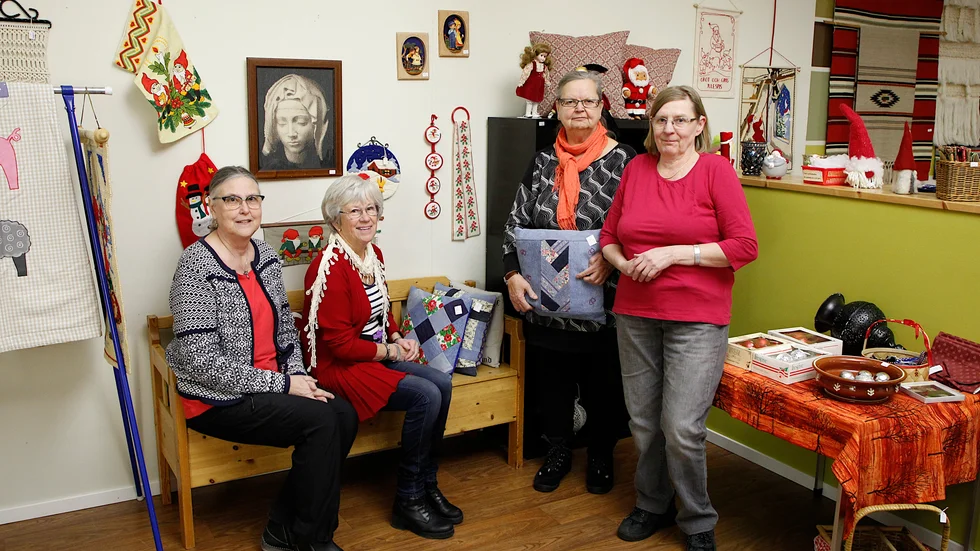 Elsie Fastesson, Catharina Berggren, Lea Sundström och Eva Strömgren har sett fram emot julmarknaden som de håller varje år. Då får de sälja de hantverk som de pysslat med under året.