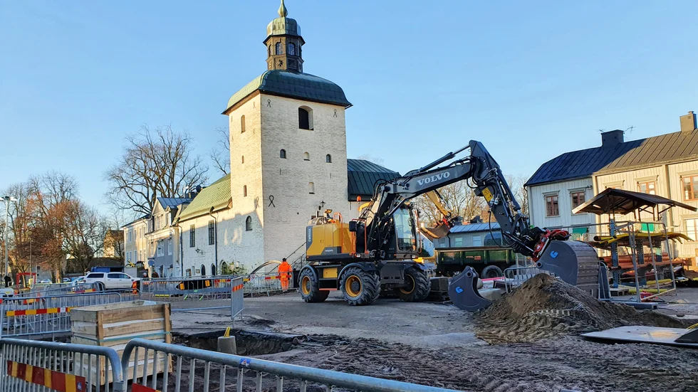 Just nu pågår grävning för vatten och avlopp samt för belysningsfundament på Rådhustorget.