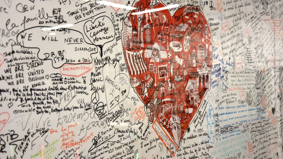 Offren för terrordåden i Bryssel i mars 2016 hedras med en minnesväg vid tunnelbanestationen Maelbeek. Arkivfoto.