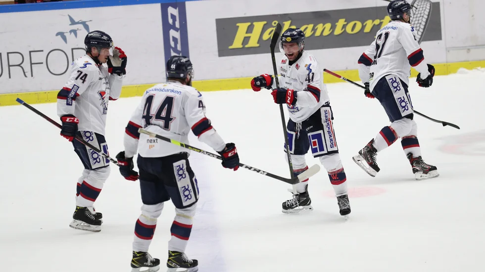 Linköpings Broc Little (nummer 41) jublar med sina lagkamrater. Little satte först målet fram till 3–3 och avgjorde sedan i förlängningen borta mot Malmö.
