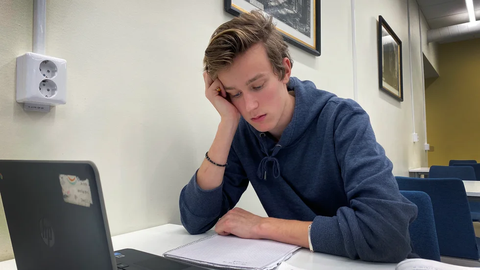 Gymnasieeleven Isak Ryman ser inte fram emot att behöva studera hemifrån från måndag.