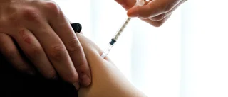Läkemedelschefen vill lugna vaccin-skeptikerna
