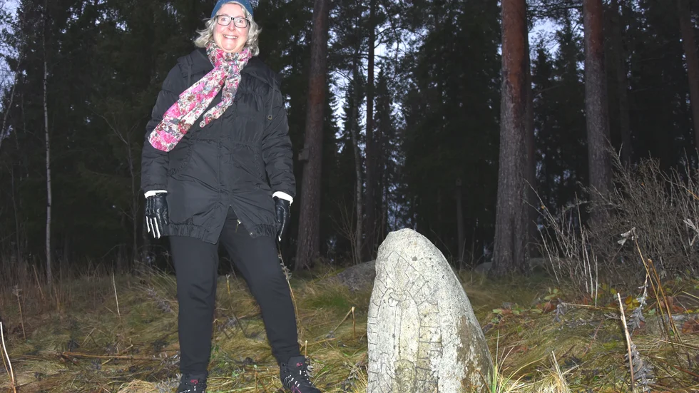 Ingrid Lundqvist har passerat den aktuella stenen många gånger men det var först här om veckan som hon noterade att det finns en inskription av runskrift i stenen.
