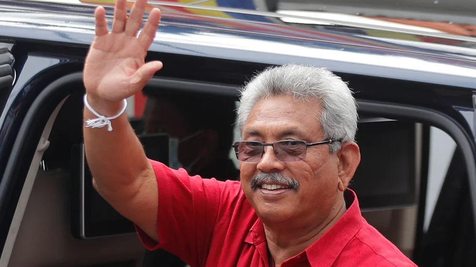 Sri Lankas president Gotabaya Rajapaksa vinkar efter att ha lämnat sin röst vid en vallokal i Colombo under onsdagen.