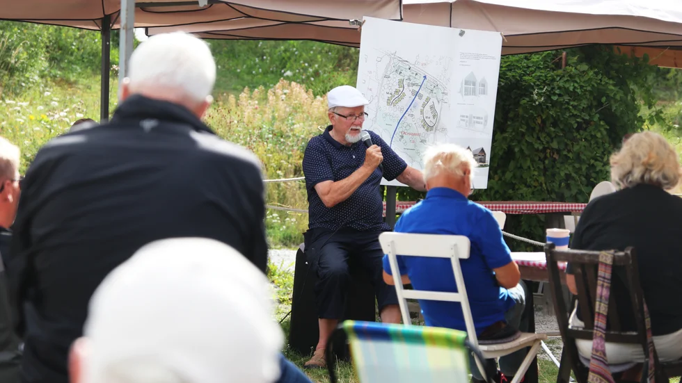 Gunnar Bendelin sitter i styrelsen för Östergarn strand AB, som äger campingen. Han och de andra styrelseledamöterna har sålt sina aktier i bolaget till ett annat bolag, Gyllene stranden AB.