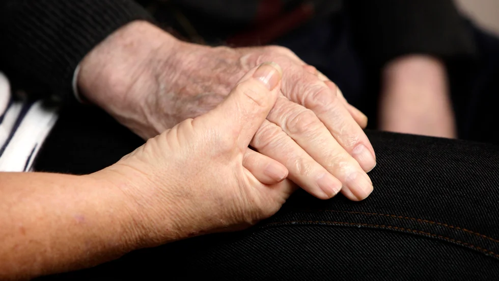 Patienten fick ingen hjälp på flera dagar i samband med att ett assistansbolag avslutade sin insats och ärendet föll mellan stolarna. Händelsen har lex Sarah anmält.