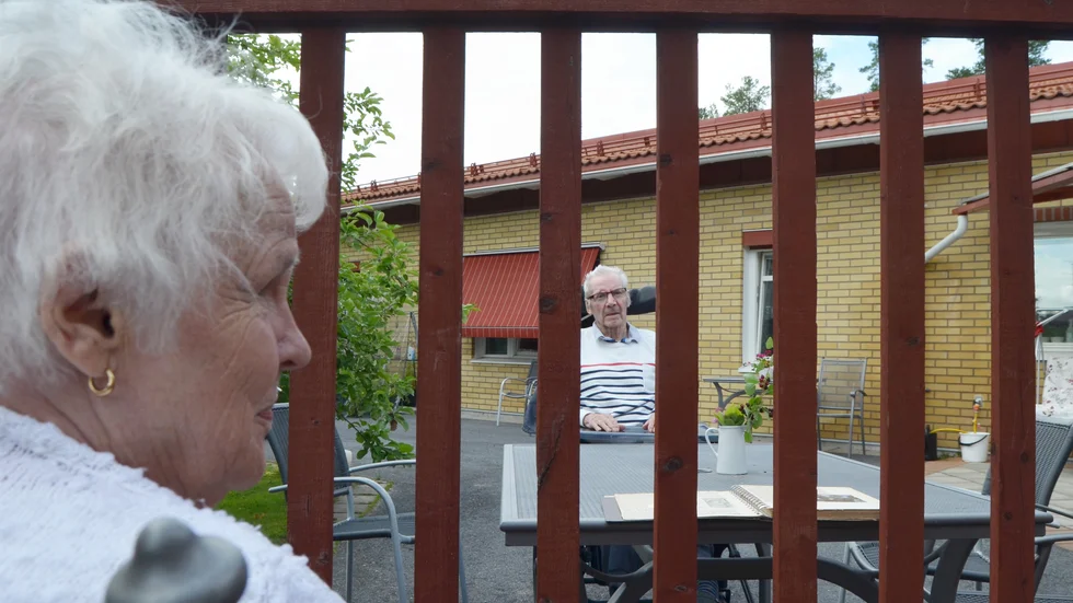 Irene Sirola försöker besöka maken Pertti på Linagården så ofta som möjligt, gärna varje dag. ”Det känns så hemskt att vara ifrån varandra”, säger Irene Sirola.