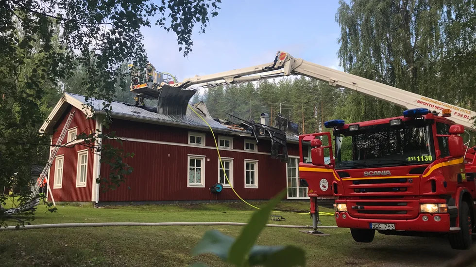 Branden startade i väggen efter att en bortglömd grilltändare brunnit genom fasaden.