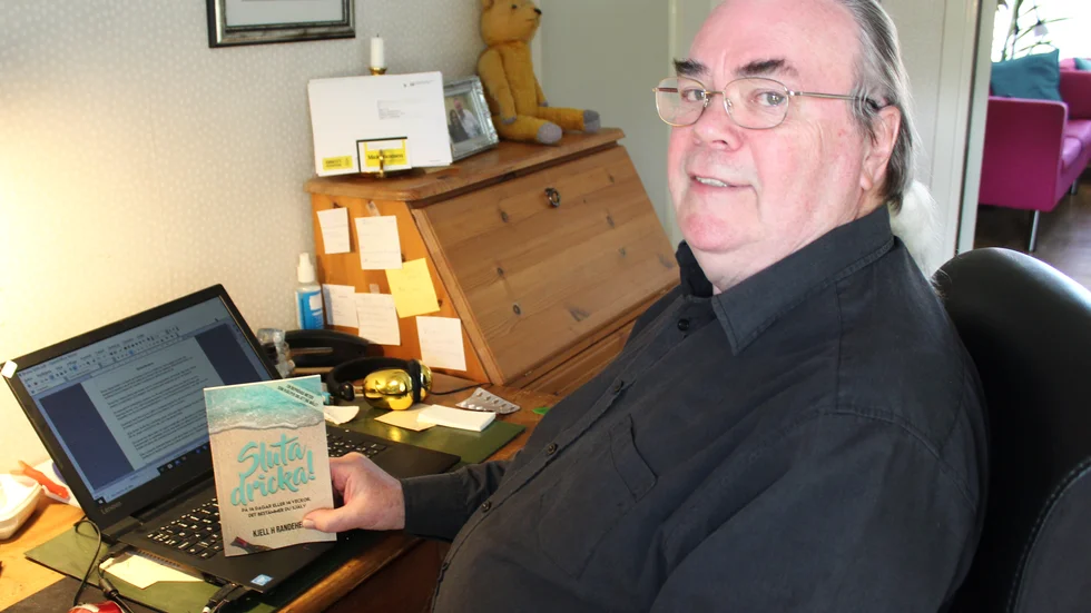 Kjell Randehed gav i juli ut boken "Sluta dricka!". En bok han hoppas ska fungera som ett alternativt självhjälpsprogram för människor som vill bli av med sitt alkoholberoende.