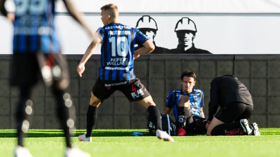 Stefano Vecchia får behandling av Anton Hagberg. 
