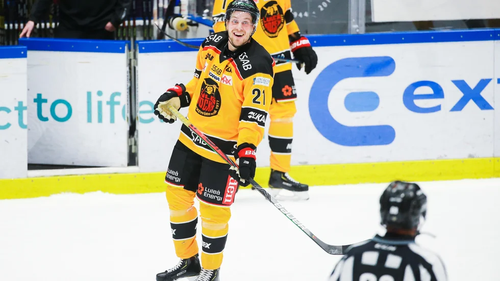 Juhani Tyrväinen hade en märklig kväll i derbyt. Först gjorde han segermålet och sedan satt han mest i utvisningsbåset. 