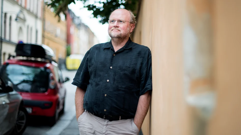 Ola Larsmo är född 1957 och bosatt i Uppsala. Han är förutom författare även debattör och kritiker. Senast gav han ut den hyllade romanen "Swede Hollow" (2016)