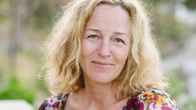 Helena Löfgren är legitimerad psykoterapeut och har lång vana vid att behandla patienter som varit engagerade i sekteristiska sammanhang. Hon har även egna erfarenheter av detta.  