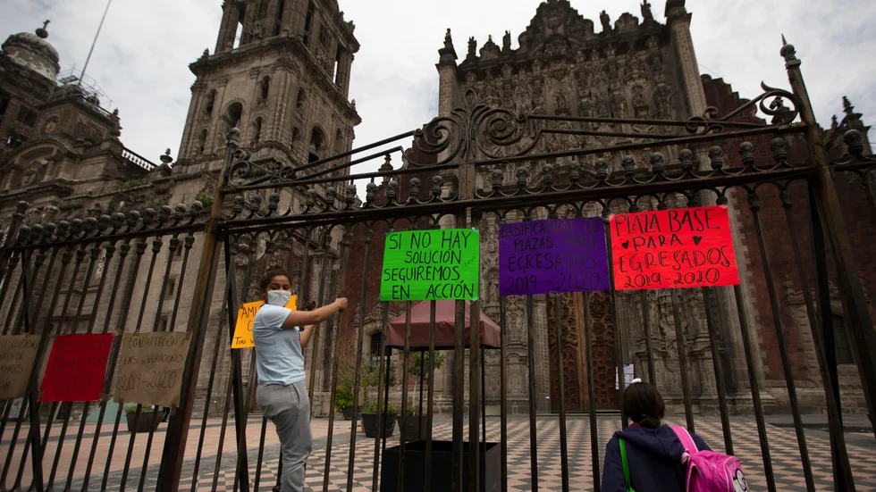 Nyutexaminerade lärare protesterar mot president López Obradors finanspolitik i Mexico City den 13 augusti, med krav på fler arbetstillfällen och högre löner. Arkivbild.