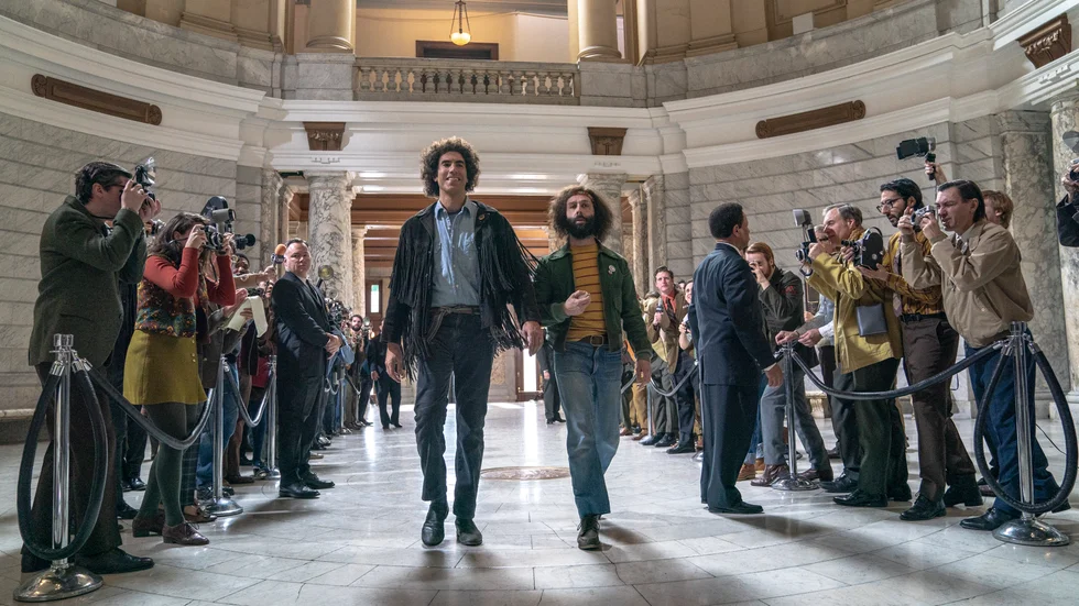 Sacha Baron Cohen och Jeremy Strong i "The trial of the Chicago 7". Pressbild.