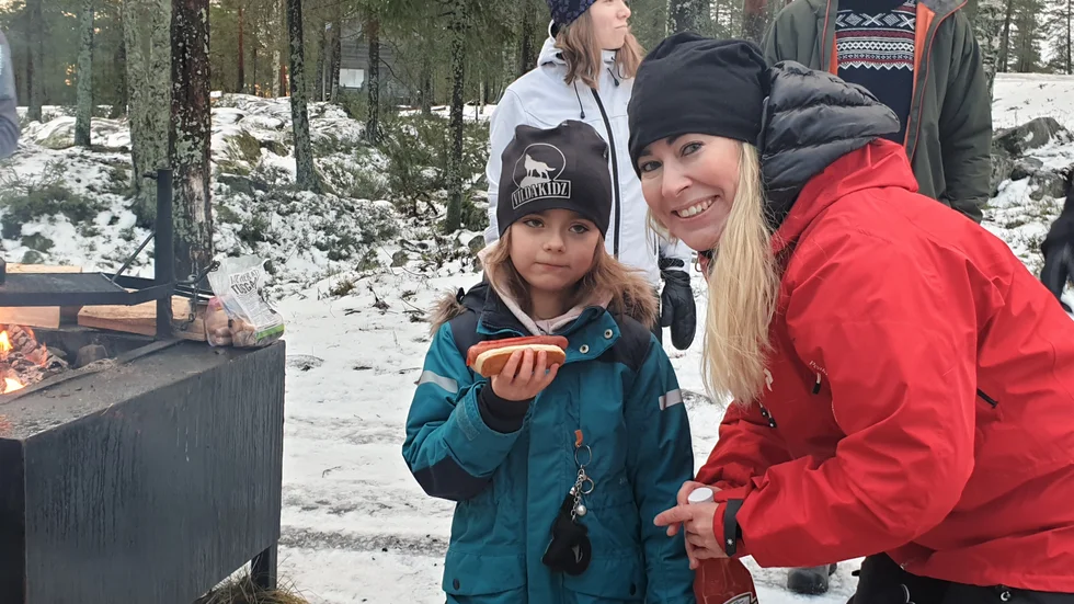 Caroline Stafström och dottern Edit, 6, hade tillsammans med familj och vänner sökt sig till Omberget för att grilla korv och umgås. Anledningen är bland annat de skärpta direktiven från Folkhälsomyndigheten.
