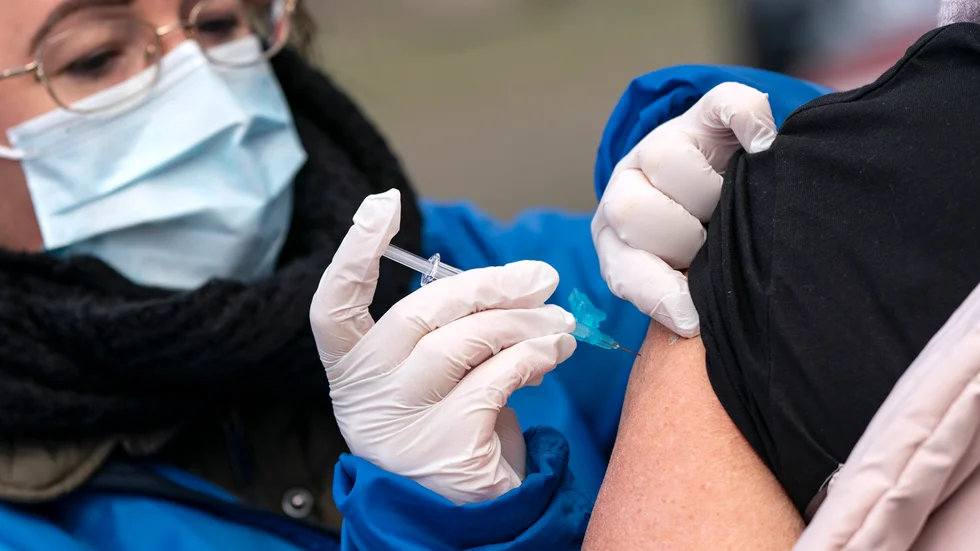 Yrkesgrupper som ger understöd till de samhällsviktigaste funktionerna bör prioriteras upp i vaccinationskön, menar skribenten. 