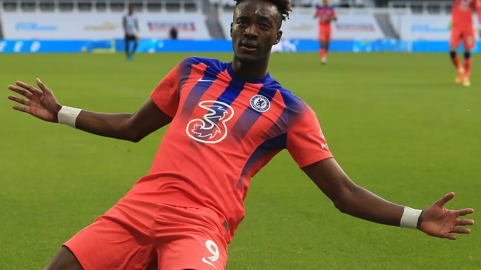 Chelseas Tammy Abraham jublar efter att ha prickat in 2–0-målet mot Newcastle.