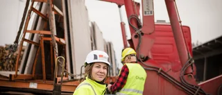 Premiärtur: Ett tåg kommer lastat med byggelement