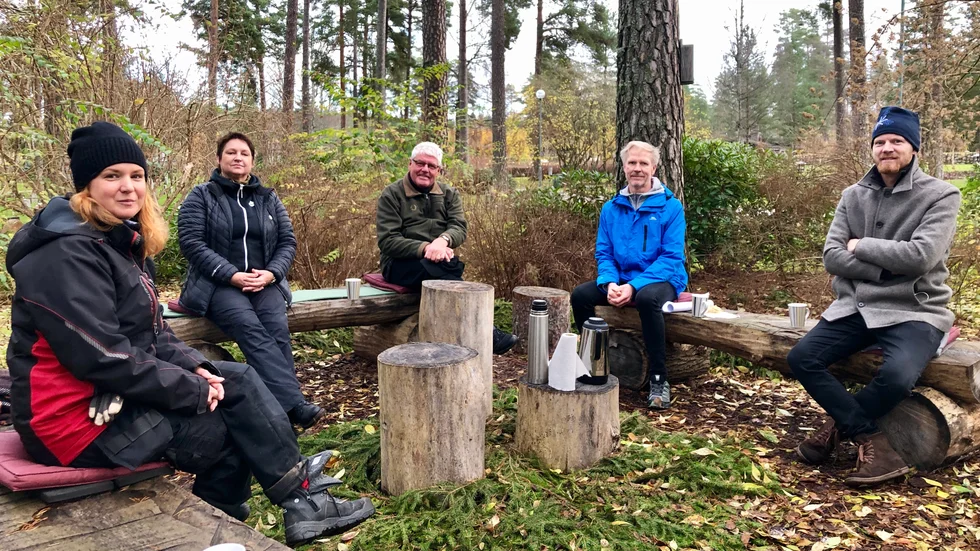 Kollegorna på Skogskyrkogården hade ett coronasäkert möte på tisdagen. Lars Ståhle, kyrkogårdschef, i blått, kommenterade hur de skärpta råden kan komma att påverka kyrkans verksamhet. 